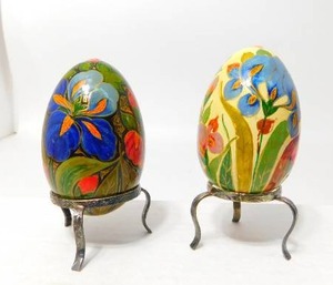 lot 28 image: Vintage Hand Painted Malevanki(Russian) Lacquer Wood Egg Intricately Decorated Scenes...