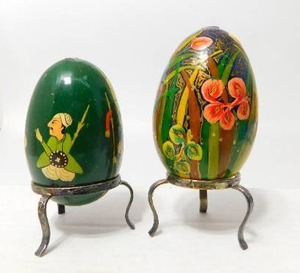 lot 29 image: Vintage Hand Painted Malevanki(Russian) Lacquer Wood Egg Intricately Decorated Scenes...