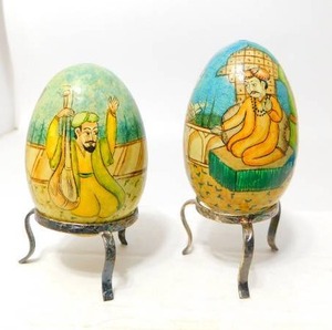 lot 30 image: Vintage Hand Painted Malevanki(Russian) Lacquer Wood Egg Intricately Decorated Scenes...