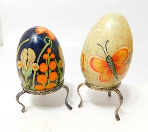 lot 31 image: Vintage Hand Painted Malevanki(Russian) Lacquer Wood Egg Intricately Decorated Scenes...