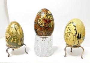 lot 32 image: Vintage Hand Painted Malevanki(Russian) Lacquer Wood Egg Intricately Decorated Scenes...