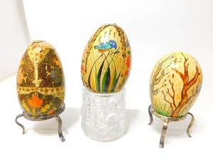 lot 33 image: Vintage Hand Painted Malevanki(Russian) Lacquer Wood Egg Intricately Decorated Scenes...