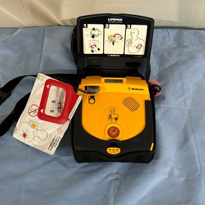 lot 45 image: WOW MSRP $2500 Stryker Physio Control LIFEPAK CR Plus AED W2024 Pads -Fully Automatic AHA Voice Prompt With both voice and graphic prompts, the LIFEPAK CR Plus is easy to follow and suitable for novices as well as professionals - Great Working Condition