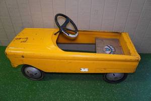 lot 73 image: Vintage Push Pedal Car
