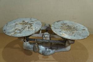lot 76 image: Antique Penn Scale
