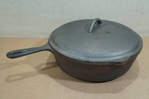 lot 103 image: Cast Iron 10.25 Dutch Oven
