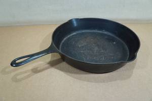 lot 104 image: Griswold #9 Cast Iron 9 Skillet