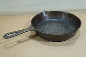 lot 106 image: Griswold #6 9.25 Cast Iron Skillet