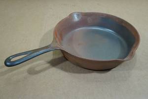 lot 107 image: Griswold #5 7.5 Cast Iron Skillet