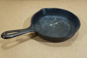 lot 108 image: 6.5 Cast Iron Skillet