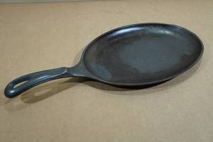 lot 109 image: Vintage Wagner Ware Sizzler Server Cast Iron Skillet (No Logo)