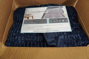 lot 133 image: Pawque Sherpa Fleece Weighted Blanket 48x72 -Navy Blue