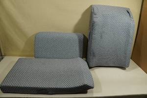 lot 137 image: Kingpavonini 3-Piece Memory Foam Bed Wedge Pillow Set