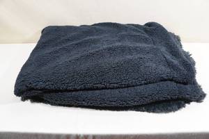 lot 139 image: Bedsure Faux Fur Blanket