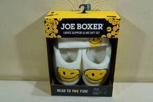 lot 221 image: Joe Boxer Ladies Slippers & Hat Gift Set