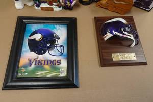 lot 250 image: Assorted Vikings Sports Memorabilia - Plaque, Huddler Blanket, Figures