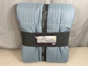 New Full  Queen Down Alternative Comforter