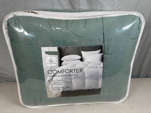 New Queen  Full Size Down Alternative Comforter