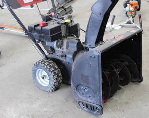 Snow Blower 24 Yard Machine 8 HP, 5 Gear Forward & 2 Reverse