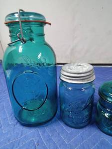 lot 16 image: 2 Vintage pint size blue jars with metal lids, 1 sm and 1 lg green Ball jars with glass lids