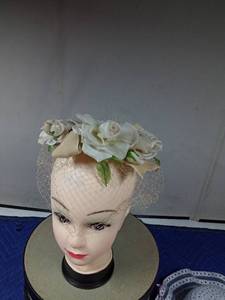 lot 17 image: Vintage hat box with 5 vintage hats