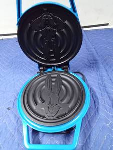 lot 19 image: Bugs bunny waffle maker