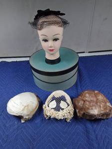 lot 28 image: Vintage hat box and 4 vintage hats