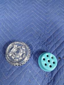 lot 30 image: Vintage Fenton crystal and 1 blue flower frogs
