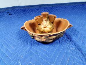 lot 36 image: Vintage Roseville 8 bowl with flower frog