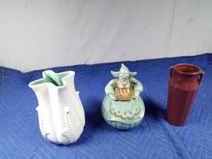 lot 48 image: Red Wing cookie Dutch girl cookie jar and Red Wing vases