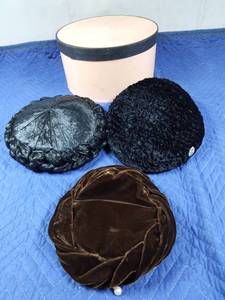 lot 51 image: Vintage hat box and 3 vintage hats with hat pin