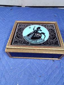 lot 95 image: Jewelry box of jewelry