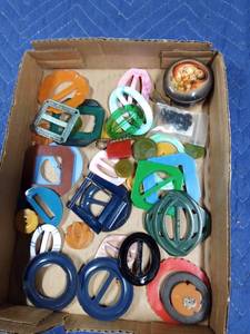 lot 101 image: Vintage buttons, vintage belt buckles and ANRI 1982 Italy trinket box