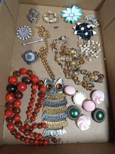 lot 104 image: Flat of jewelry with sterling silver pcs and vintage 90s owl pendant