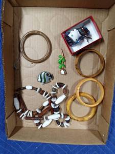 lot 105 image: Flat of jewelry with marked items