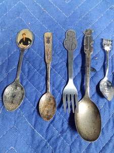 lot 142 image: 1958 Snoopy, Elvis, Yogi bear, and 2 other collector spoons