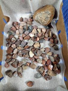 lot 147 image: Un polished agates and more