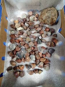 lot 148 image: Un polished agates and more