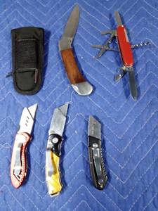 lot 162 image: 5 knives and a sheath
