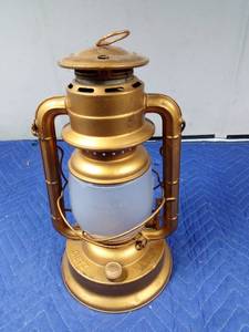 lot 176 image: Dietz lantern