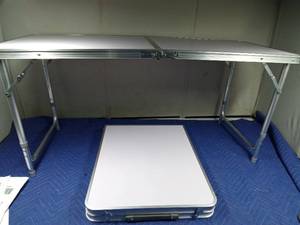 lot 178 image: 2 small folding tables