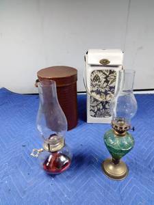 lot 179 image: 2 Vintage oil lamps and 2 vintage cases
