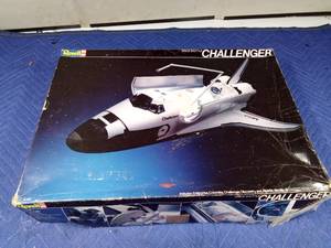 lot 184 image: Space shuttle Challenger model kit