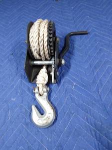 lot 189 image: 600lb Winch