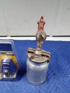 lot 191 image: Air paint sprayer and straight line chalker and chalk