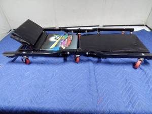 lot 195 image: Metal Garage creeper with cushioned bed