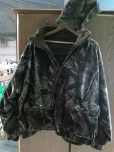 lot 358 image: Green camo jacket and hat
