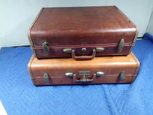 lot 361 image: 2 Vintage suitcases (1with key)