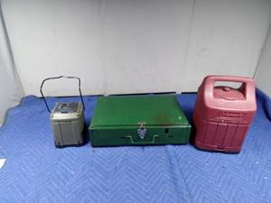 lot 372 image: Coleman table-top grill, Coleman lantern case and lantern