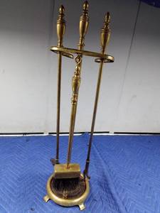 lot 382 image: Fireplace utensil set